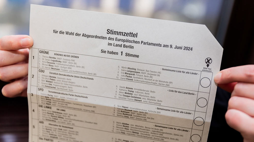 Ein Stimmzettel für die Europawahl 2024 des Landes Berlin wird bei der Vorstellung der Wahllisten und -benachrichtigungen sowie der Briefwahlkampagne zur Europawahl 2024 im Europäischen Haus gezeigt. / Foto: Christoph Soeder/dpa