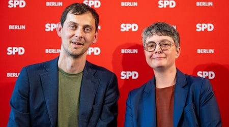 Martin Hikel (l) und Nicola Böcker-Giannini, das neu gewählte Führungsduo der Berliner SPD, lächeln. / Foto: Monika Skolimowska/dpa