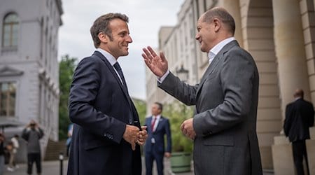 Bundeskanzler Olaf Scholz (SPD, r) begrüßt Emmanuel Macron, Präsident von Frankreich, vor einem gemeinsamen Abendessen. / Foto: Michael Kappeler/dpa Pool/dpa