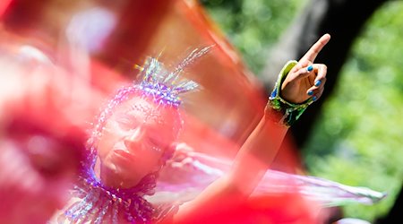 Eine Darstellerin tritt beim Umzug des Karnevals der Kulturen in Berlin-Kreuzberg auf. / Foto: Christoph Soeder/dpa