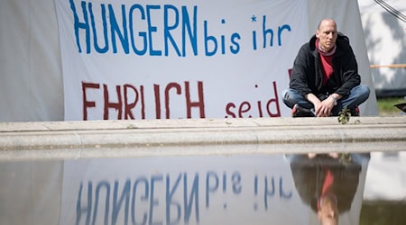 Wolfgang Metzeler-Kick sitzt am neuen Standort des Hungerstreik-Camps im Regierungsviertel. / Foto: Sebastian Gollnow/dpa/Archivbild