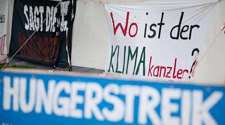 «Sagt die Wahrheit», «Wo ist der Klimakanzler» und «Hungerstreik» ist auf Schildern im Hungerstreik-Camp des Bündnisses «Hungern bis ihr ehrlich seid» im Regierungsviertel zu lesen. / Foto: Sebastian Gollnow/dpa