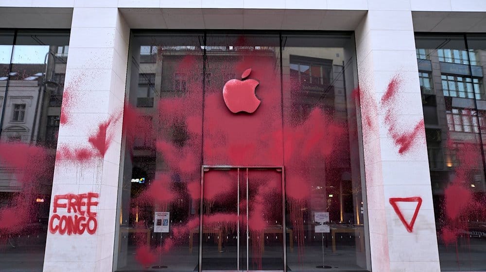 Aktivisten haben einen Apple Store mit roter Farbe beschmiert. / Foto: Michael Ukas/TNN/dpa/dpa