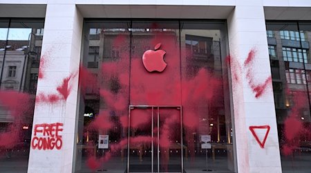 Aktivisten haben einen Apple Store mit roter Farbe beschmiert. / Foto: Michael Ukas/TNN/dpa/dpa