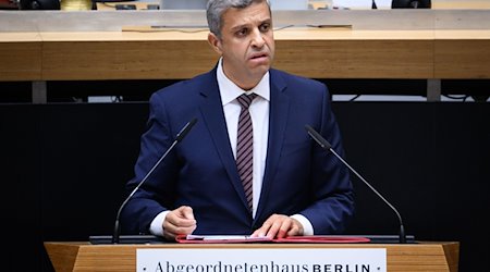 Raed Saleh (SPD) spricht bei der Plenarsitzung des Berliner Abgeordnetenhauses. / Foto: Bernd von Jutrczenka/dpa