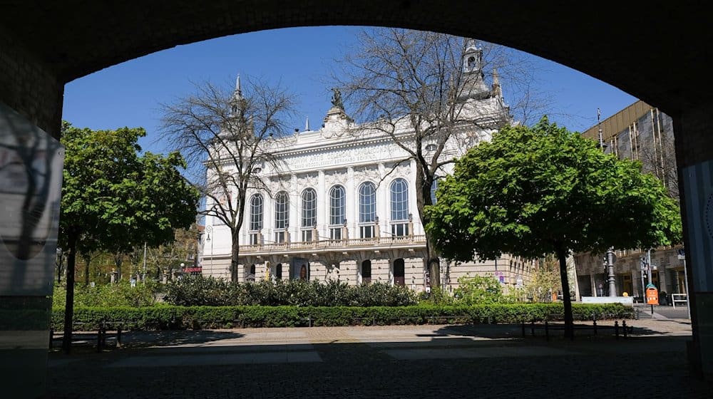 Blick auf das Theater des Westens in der Kantstraße in Charlottenburg. / Foto: Jens Kalaene/dpa-Zentralbild/ZB/Archivbild