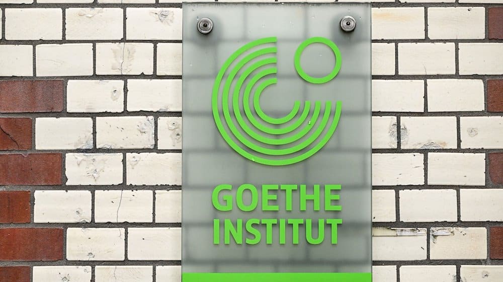 Das Logo vom Goethe-Institut am Sitz Neue Schönhauser Strasse in Berlin. / Foto: Jens Kalaene/dpa