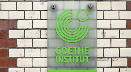 Das Logo vom Goethe-Institut am Sitz Neue Schönhauser Strasse in Berlin. / Foto: Jens Kalaene/dpa