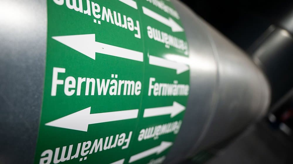 Leitungen sind in der Fernwärmeverteilerstation eines Heizkraftwerks zu sehen. / Foto: Marijan Murat/dpa/Symbolbild