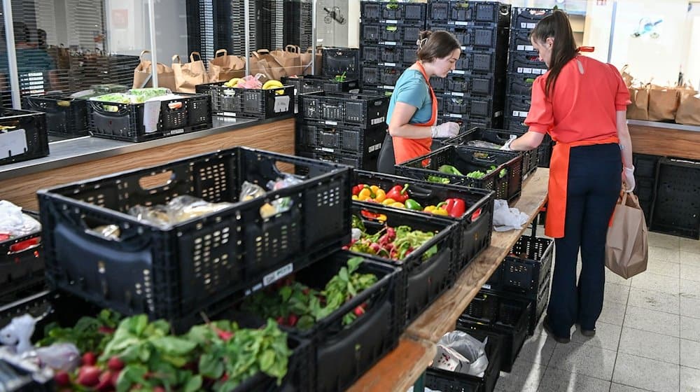 Die Potsdamer Tafel verteilt regelmäßig Lebensmittel an Bedürftige und spürt deutlich mehr Nachfrage. / Foto: Jens Kalaene/dpa