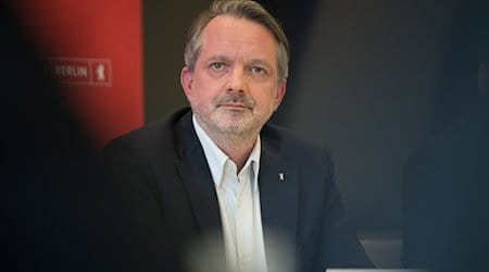 Mark Seibert ist seit Jahresbeginn neuer Präsident des Landesamtes für Flüchtlingsangelegenheiten (LAF). Seibert soll die Aufgabe im Rahmen einer Abordnung der Senatsverwaltung an das LAF zunächst bis zum Ende der Legislaturperiode 2026 übernehmen. / Foto: Sebastian Gollnow/dpa