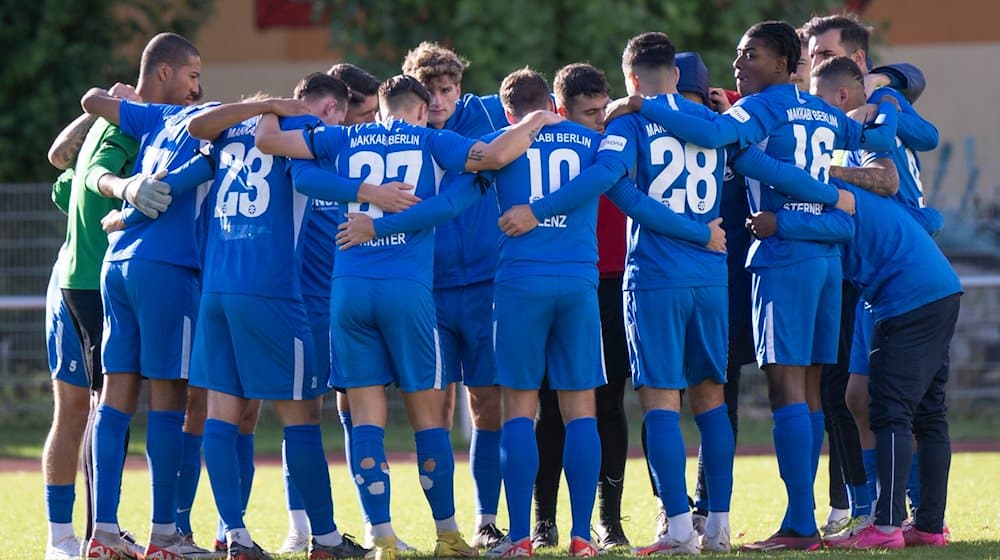 Spieler von Makkabi Berlin stehen vor dem Anpfiff auf dem Spielfeld. / Foto: Monika Skolimowska/dpa/Archivbild