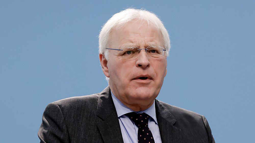 Reinhard Sager, Präsident des Landkreistages, spricht auf einer Pressekonferenz. / Foto: Carsten Koall/dpa