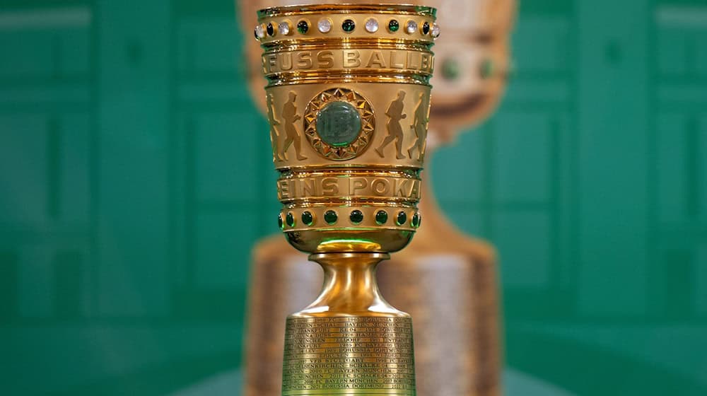 Der DFB-Pokal steht bei der Übergabe vor dem 81. Finale auf der Bühne. / Foto: Monika Skolimowska/dpa