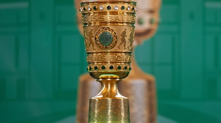 Der DFB-Pokal steht bei der Übergabe vor dem 81. Finale auf der Bühne. / Foto: Monika Skolimowska/dpa