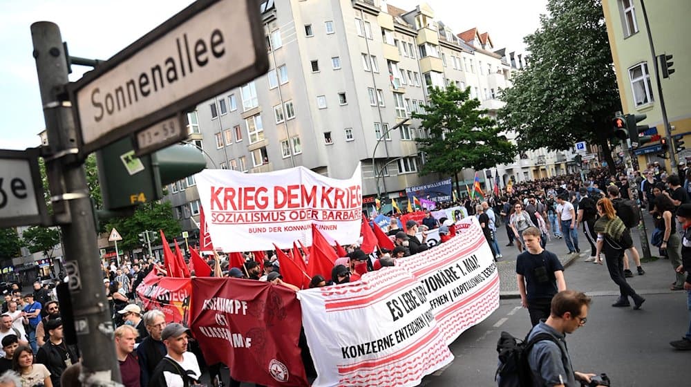 Die "Revolutionären 1. Mai-Demonstration" biegt in die Sonnenallee in Neukölln ein. / Foto: Sebastian Gollnow/dpa