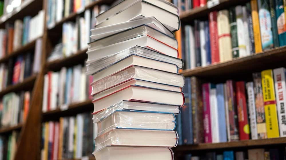 Ein Stapel Bücher liegt in einer Buchhandlung. / Foto: Frank Rumpenhorst/dpa/Frank Rumpenhorst/Symbolbild