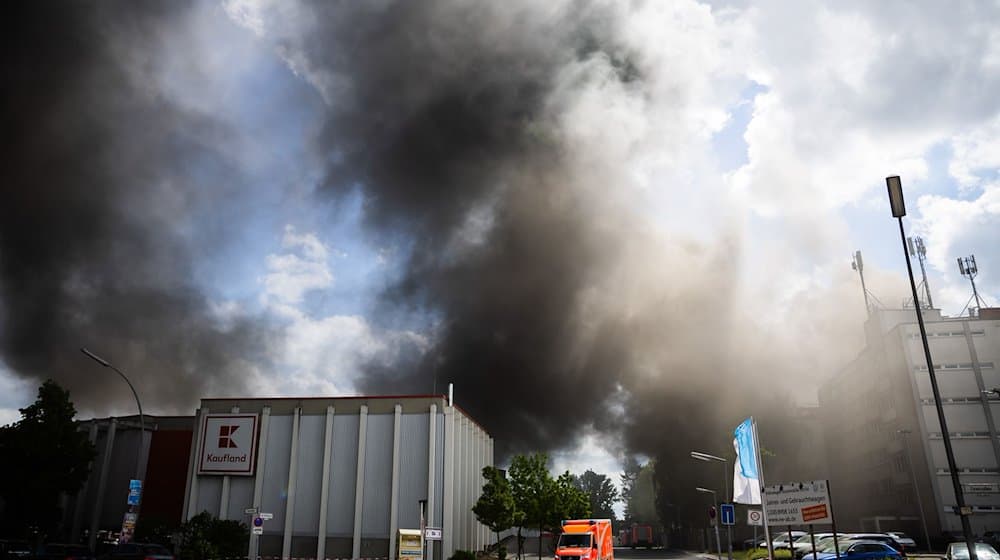 Dunkler Rauch steigt bei dem Brand eines Fabrikgebäudes in Berlin-Lichterfelde auf. / Foto: Christoph Soeder/dpa