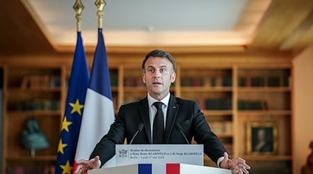 Emmanuel Macron, Präsident von Frankreich, spricht bei der Ordensverleihung in der französischen Botschaft. / Foto: Kay Nietfeld/dpa-Pool/dpa