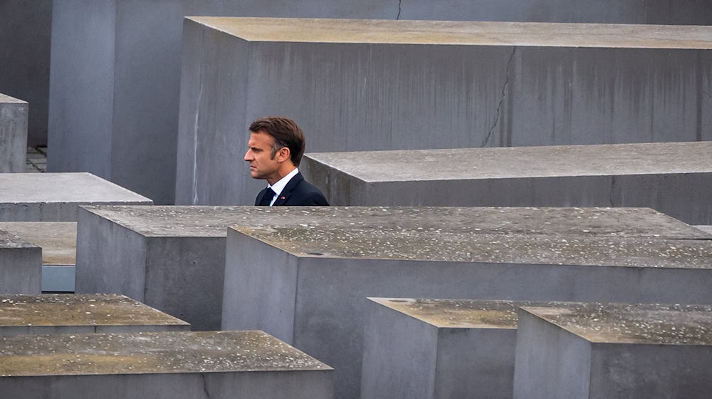 Emmanuel Macron, Präsident von Frankreich, besucht das Holocaust Mahnmal, das Denkmal für die ermordeten Juden Europas. / Foto: Michael Kappeler/dpa