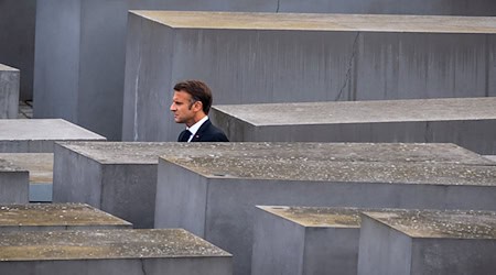 Emmanuel Macron, Präsident von Frankreich, besucht das Holocaust Mahnmal, das Denkmal für die ermordeten Juden Europas. / Foto: Michael Kappeler/dpa