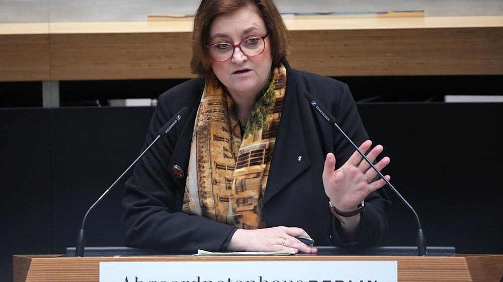 Ina Czyborra (SPD), Senatorin für Wissenschaft, Gesundheit und Pflege, spricht während der Plenarsitzung. / Foto: Soeren Stache/dpa