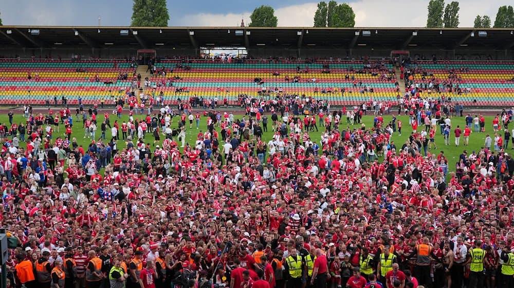 Fußball: Regionalliga Nordost, Hertha BSC II - Energie Cottbus, 34. Spieltag, Friedrich-Ludwig-Jahn-Sportpark, Fans und Mannschaft von Energie Cottbus bejubeln den Sieg und den Aufstieg. / Foto: Soeren Stache/dpa