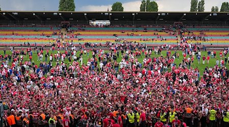 Fußball: Regionalliga Nordost, Hertha BSC II - Energie Cottbus, 34. Spieltag, Friedrich-Ludwig-Jahn-Sportpark, Fans und Mannschaft von Energie Cottbus bejubeln den Sieg und den Aufstieg. / Foto: Soeren Stache/dpa