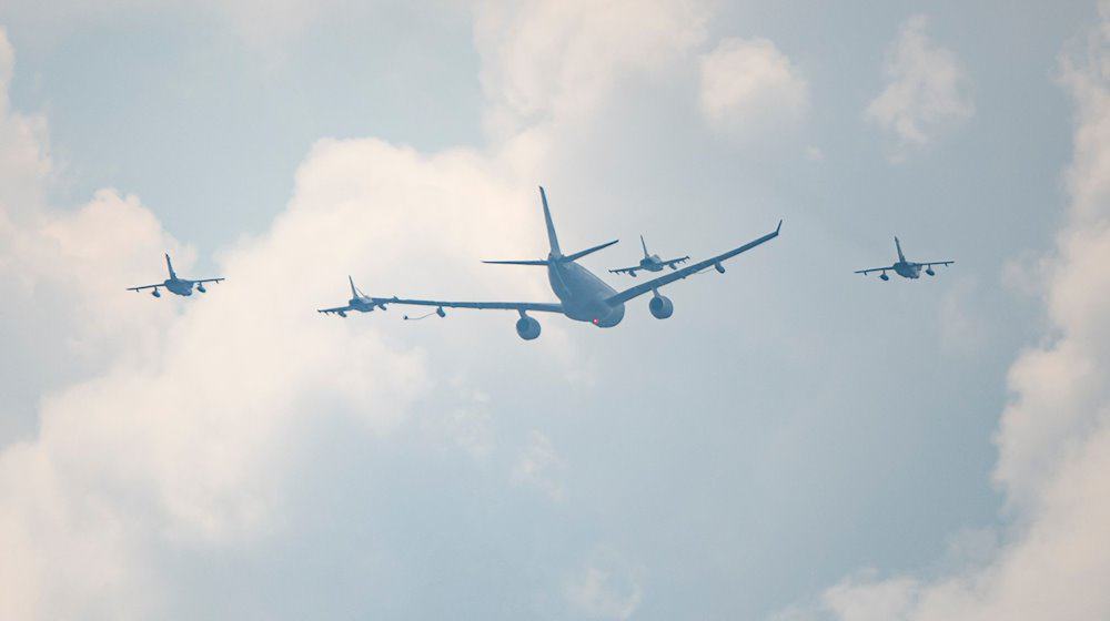 Das Tankflugzeug Airbus A310 MRTT fliegt auf der Internationalen Luft- und Raumfahrtausstellung (ILA) mit zwei Tornados und zwei Eurofighter Typhoon. / Foto: Fabian Sommer/dpa