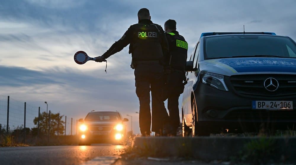 Beamte der Bundespolizei stoppen an der deutsch-polnischen Grenze in Forst (Lausitz) einen Pkw bei der Einreise. / Foto: Patrick Pleul/dpa/Symbolbild