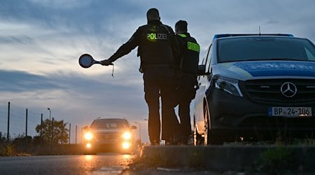 Beamte der Bundespolizei stoppen an der deutsch-polnischen Grenze in Forst (Lausitz) einen Pkw bei der Einreise. / Foto: Patrick Pleul/dpa/Symbolbild