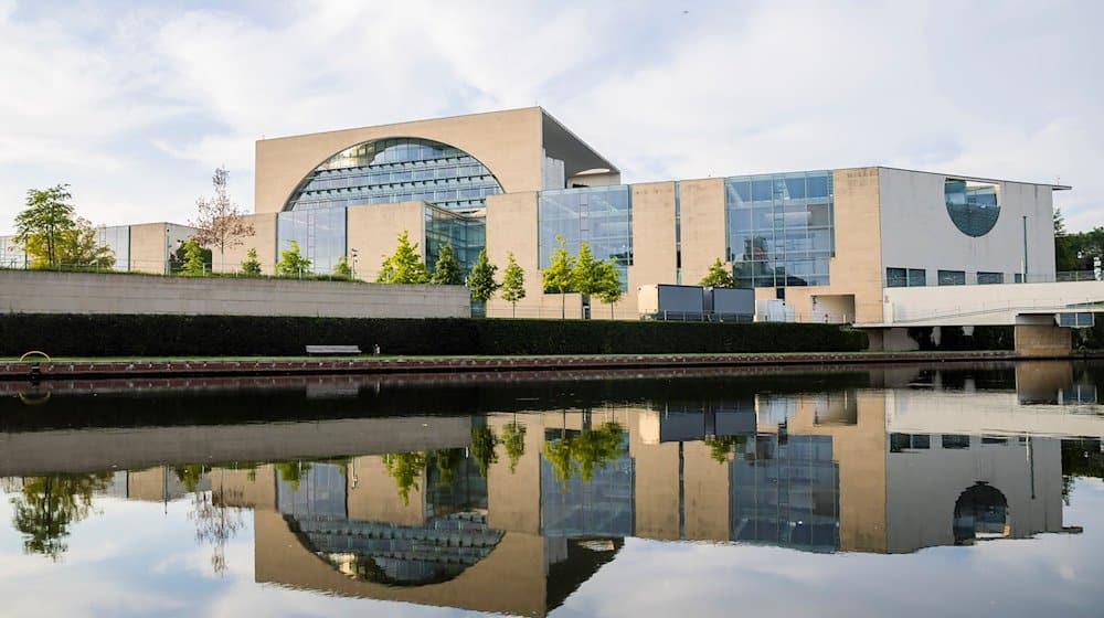 Das Bundeskanzleramt spiegelt sich in der Spree. / Foto: Christoph Soeder/dpa