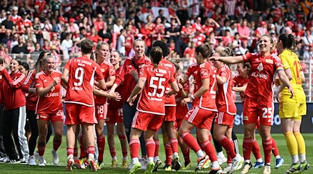 An der Alten Försterei. Unions Spielerin jubeln nach dem Sieg. / Foto: Sebastian Christoph Gollnow/dpa