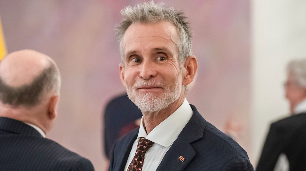 Schauspieler Ulrich Matthes bei der Zeremonie zur Verleihung des Verdienstordens an Ex-Kanzlerin Merkel. / Foto: Michael Kappeler/dpa/Archivbild