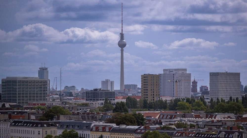 Der Fernsehturm ragt in den Himmel vor der Kulisse der Wohnhäuser im Berliner Innenstadtbezirk Moabit. / Foto: Monika Skolimowska/dpa