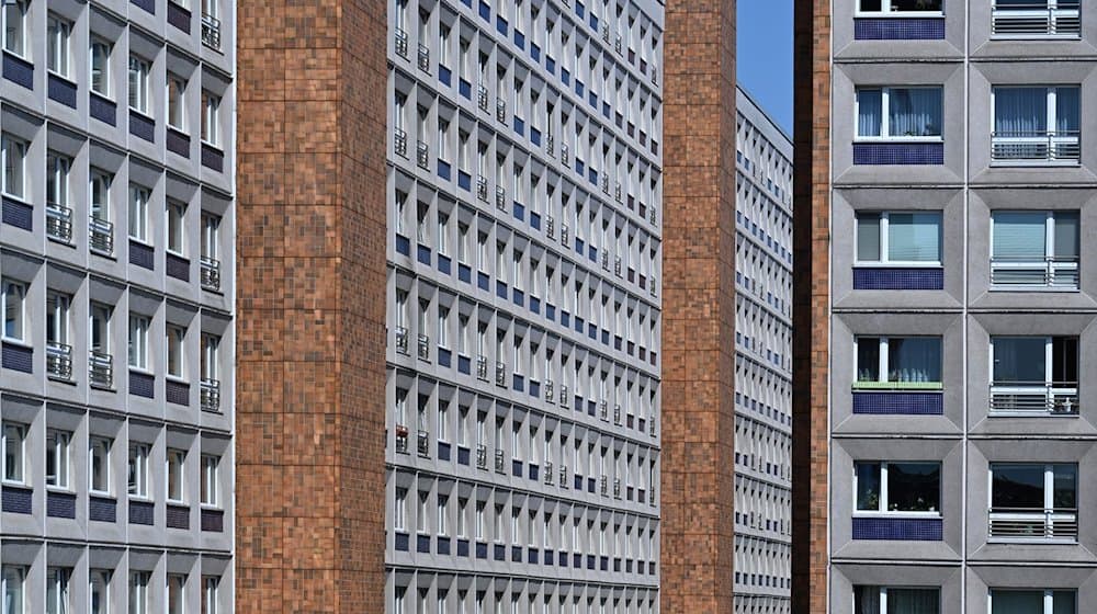 Die Fenster eines mehrgeschossigen Wohn- und Geschäftshauses nahe dem Alexanderplatz in Berlins Mitte. / Foto: Soeren Stache/dpa