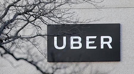 Da Logo des Fahrdienstvermittler Uber ist an der Fassade eines Büros angebracht. / Foto: Seth Wenig/AP/dpa