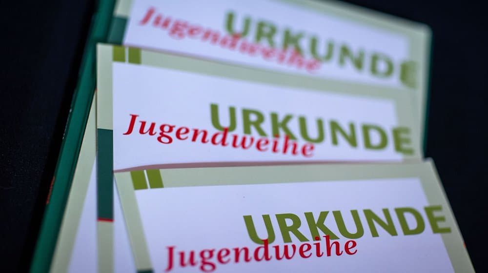 Die Urkunden zur «Jugendweihe» liegt bei einer Jugendweihefeier auf der Bühne. / Foto: Jens Büttner/dpa-Zentralbild/dpa/Symbolbild