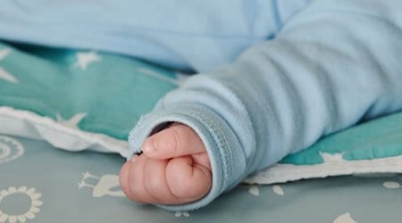 Ein wenige Wochen altes Baby ballt seine Hand zu einer kleinen Faust. / Foto: Annette Riedl/dpa/Symbolbild