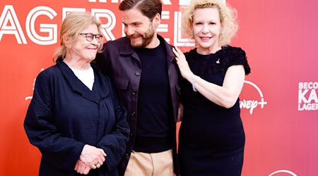 Die Schauspieler Lisa Kreuzer (l-r), Daniel Brühl, und Sunnyi Melles kommen zur Deutschlandpremiere der Serie «Becoming Karl Lagerfeld» im Kino Zoo Palast. / Foto: Carsten Koall/dpa