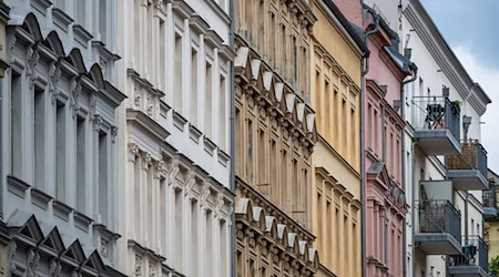 Blick auf sanierte Fassaden der Altbauwohnungen im Berliner Bezirk Prenzlauer Berg. / Foto: Monika Skolimowska/dpa