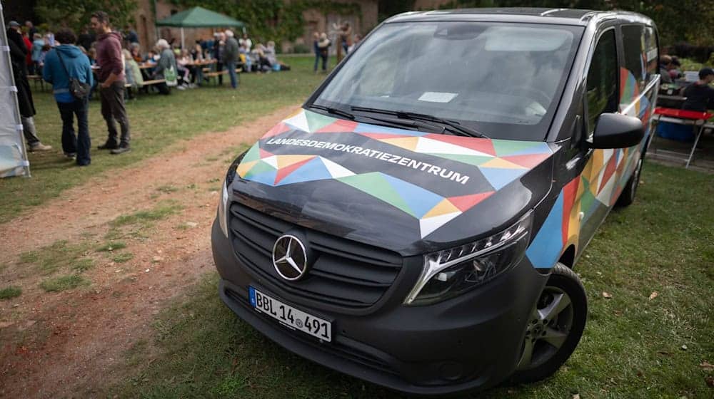 Ein Bus des Landesdemokratiezentrums Brandenburg steht auf einem Demokratiefest in Rutenberg. / Foto: Sebastian Christoph Gollnow/dpa