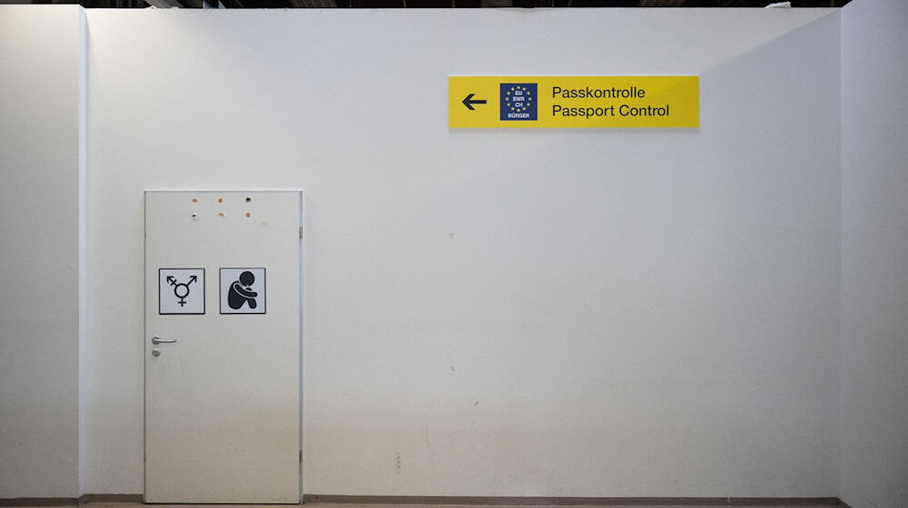 «Passkontrolle» steht im Ankunftszentrum am ehemaligen Flughafen Tegel auf einem Schild. / Foto: Sebastian Gollnow/dpa