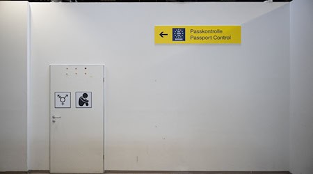 «Passkontrolle» steht im Ankunftszentrum am ehemaligen Flughafen Tegel auf einem Schild. / Foto: Sebastian Gollnow/dpa