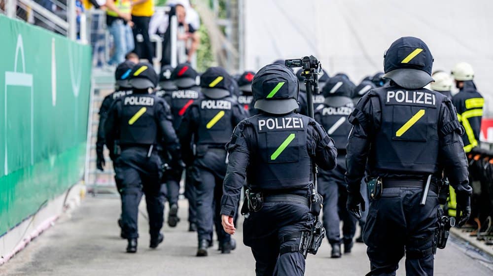 Polizeieinsatz nach Spielende im Stadion. / Foto: Jacob Schröter/dpa/Symbolbild