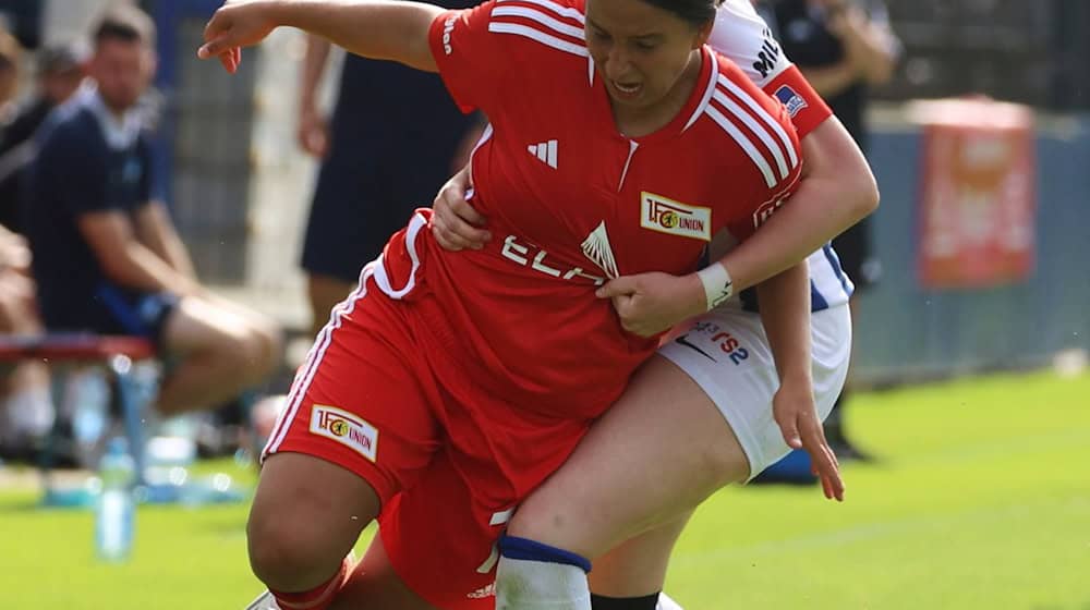 Die Unionerin Nour Youssef (l) und die Herthanerin Elina Frieauff kämpfen im Regionalliga-Spiel im Hanns-Braun-Stadion um den Ball. Nour Youssef fällt verletzt aus. / Foto: Jörg Carstensen/dpa/Archivbild