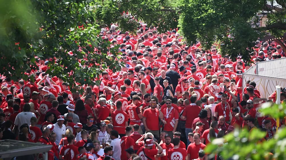 Fans des 1. FC Kaiserslautern feiern vor dem Spiel auf dem Breitscheidplatz. / Foto: Sebastian Christoph Gollnow/dpa