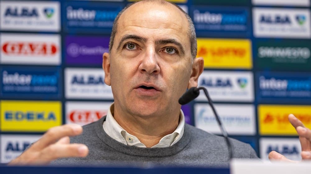 Basketball: Bundesliga, Saisonauftakt-Pressekonferenz bei Alba Berlin. Sportdirektor Himar Ojeda spricht zu den Medienvertretern. / Foto: Andreas Gora/dpa