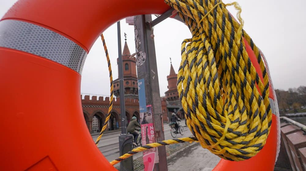 Ein Rettungsring ist an der Oberbaumbrücke zu sehen. / Foto: Jörg Carstensen/dpa