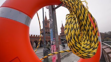 Ein Rettungsring ist an der Oberbaumbrücke zu sehen. / Foto: Jörg Carstensen/dpa